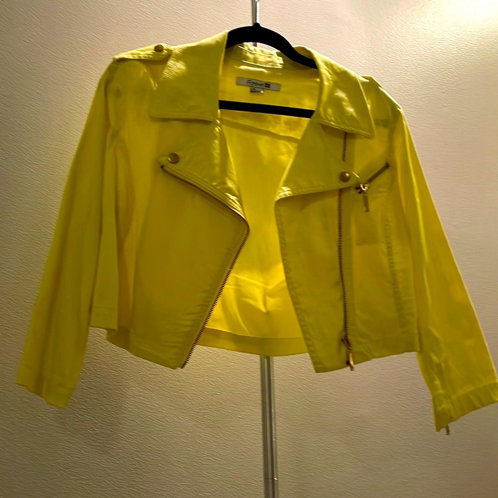 Yellow short jacket with gold details in very good condition.